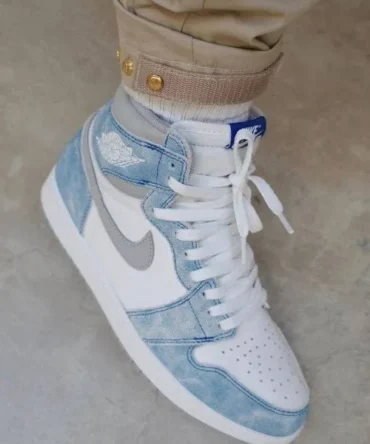 Air Jordan Retro 1 Hyper Royal Premium fix