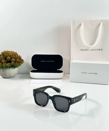 Marc Jacobs 11 Black
